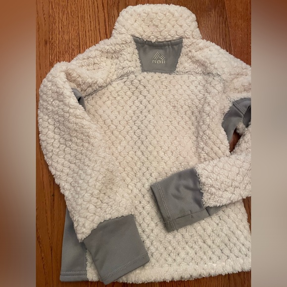 Reebok soft pullover with wrist warmer sleeves.  RBX - Picture 3 of 4